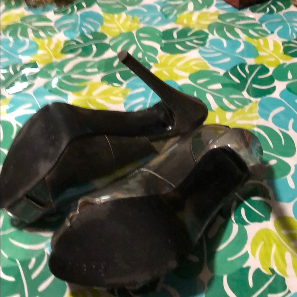 Guess - Picture 3 of 4